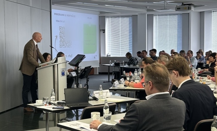 Expert:innen informierten zu Handelskontrollpflichten und ihre aktuelle Umsetzung.