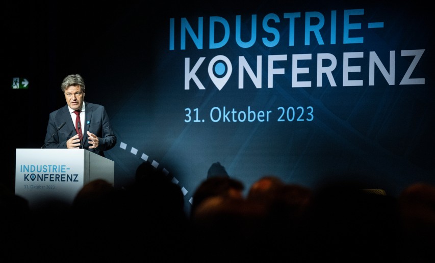 Es droht der Verlust von energieintensiver Produktion in Deutschland: Bundeswirtschaftsminister Habeck auf der Industriekonferenz in Berlin. © picture alliance/dpa