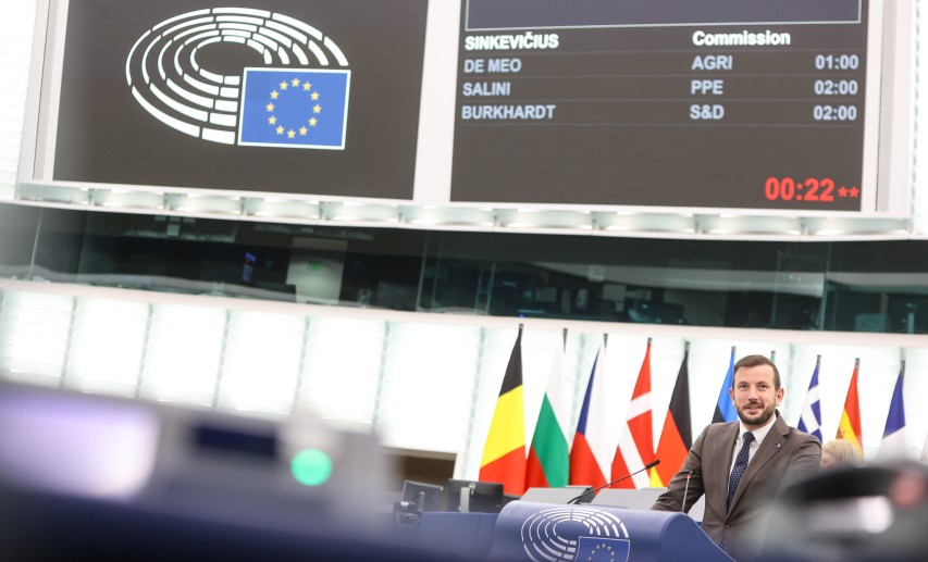Virginijus Sinkevičius, der EU-Kommissar für Umwelt, Ozeane und Fischerei, erläuterte am Vortag der Abstimmung im Europäischen Parlament die geplante EU-Verpackungsverordnung (PPWR). Das Parlament hat am 22. November 2023 über seine Position für den anstehenden Trilog abgestimmt. © European Union 2023 - Source : EP Virginijus Sinkevičius, der EU-Kommissar für Umwelt, Ozeane und Fischerei, erläuterte am Vortag der Abstimmung im Europäischen Parlament die geplante EU-Verpackungsverordnung (PPWR). Das Parlament hat am 22. November 2023 über seine Position für den anstehenden Trilog abgestimmt. © European Union 2023 - Source : EP