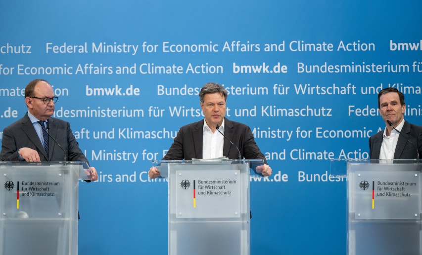 Sie stellten am 26. Februar 2024 die Eckpunkte einer „Carbon Management-Strategie“ vor (von links): Ottmar Edenhofer, Direktor und Chefökonom des Potsdam-Instituts für Klimafolgenforschung, Robert Habeck, Bundesminister für Wirtschaft und Klimaschutz, und Dominik von Achten, Vorsitzender des Vorstands der Heidelberg Materials AG. Der VCI plädiert für zügige Umsetzung und Förderung an den richtigen Stellen. © picture alliance / dpa