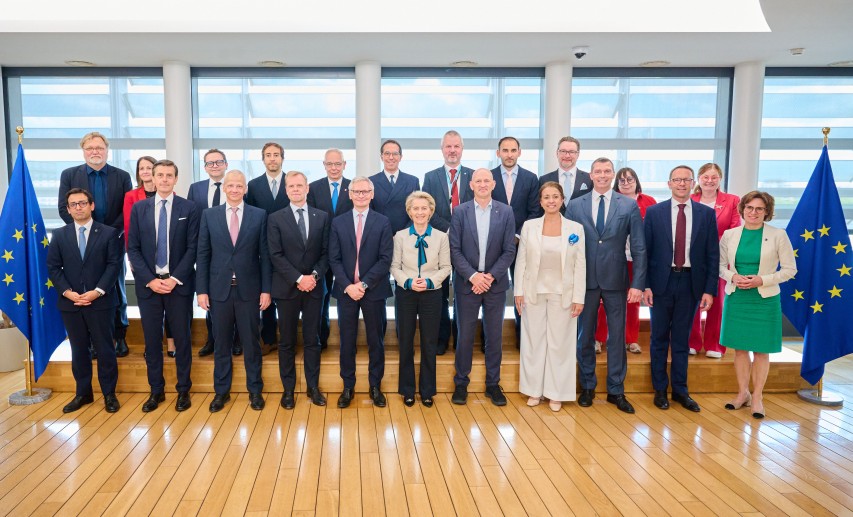 VCI-Präsident und Covestro-CEO Markus Steilemann (vordere Reihe, 3. v. r.) war einer der Teilnehmer beim Chemiegipfel. © European Union 2025, Dati Bendo VCI-Präsident und Covestro-CEO Markus Steilemann (vordere Reihe, 3. v. r.) war einer der Teilnehmer beim Chemiegipfel. © European Union 2025, Dati Bendo