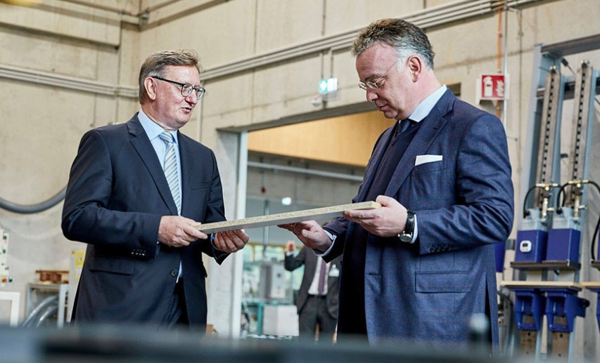 Erste Station: Jowat SE in Detmold. Vorstand Ralf Nitschke (l.) erklärt VCI-Präsident Kullmann, wo die Industrieklebstoffe seines Unternehmens genutzt werden. - Foto: © VCI/Lemke-Pantze