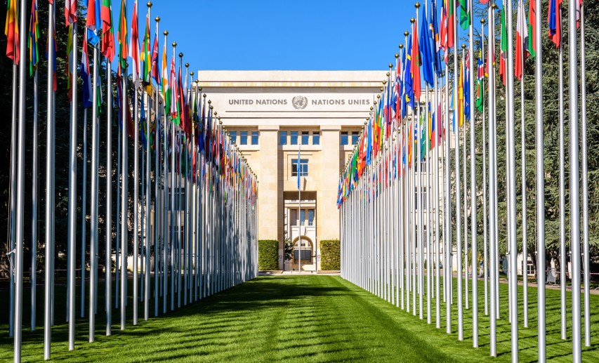 Die Verhandlungen für ein UN-Abkommen gegen die Plastikverschmutzung gehen im UN-Gebäude in Genf in die nächste Runde. © olrat@stock.adobe.com