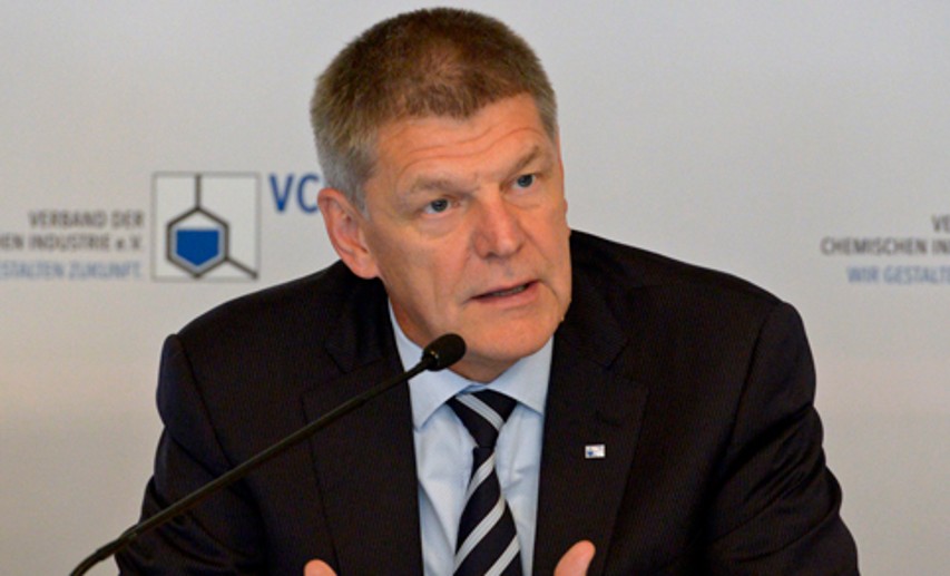 VCI-Hauptgeschäftsführer Utz Tillmann: „Der Industrieausschuss hat erkannt, dass die Industrie als Hauptpfeiler der europäischen Wirtschaft Spielraum für weiteres Wachstum haben muss." Der Bericht zur Reform des EU-Emmissionshandels beinhalte aber auch Aspekte, die sich negativ auf die Wettbewerbssituation energieintensiver Branchen auswirken werden. - Foto: © VCI / René Spalek VCI-Hauptgeschäftsführer Utz Tillmann: „Der Industrieausschuss hat erkannt, dass die Industrie als Hauptpfeiler der europäischen Wirtschaft Spielraum für weiteres Wachstum haben muss." Der Bericht zur Reform des EU-Emmissionshandels beinhalte aber auch Aspekte, die sich negativ auf die Wettbewerbssituation energieintensiver Branchen auswirken werden. - Foto: © VCI / René Spalek