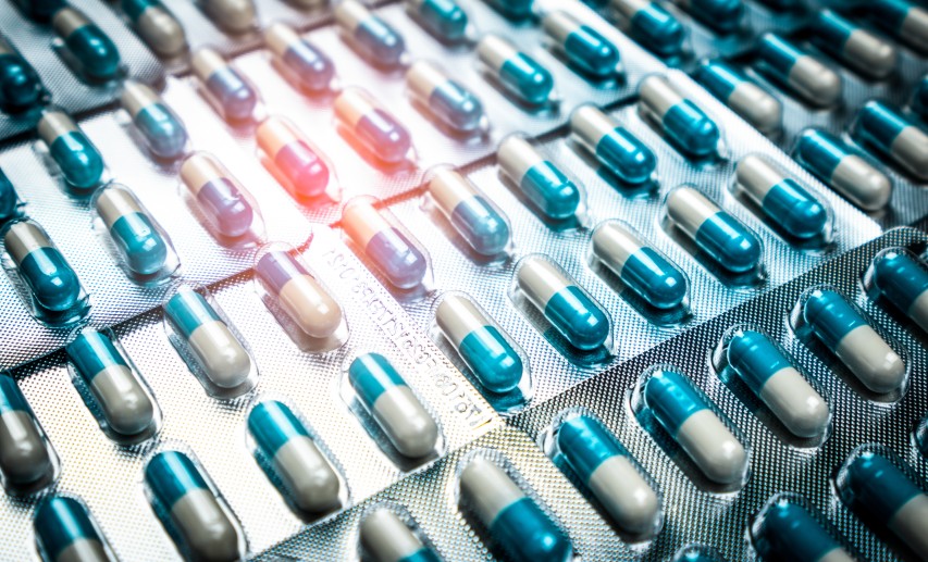 Statt die Innovationskraft der Arzneimittelhersteller zu boostern, hemmt die EU-Kommission mit ihrem Pharmapaket die Wettbewerbsfähigkeit des europäischen und deutschen Pharmastandorts. © Artinun/stock.adobe.com