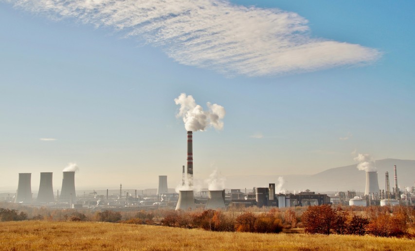 Das Projekt Carbon4PtL untersucht, wie biogenes und prozessbedingtes CO₂ als Rohstoff für synthetische Kraftstoffe und chemische Produkte genutzt werden kann. © ivabalk/pixabay.com