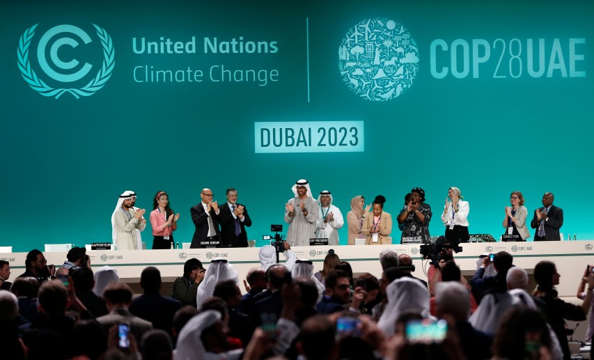 Nach zweiwöchigen Verhandlungen hat die Weltklimakonferenz in Dubai am 13. Dezember 2023 zu einem Konsens gefunden. Mitte: COP28-Präsident Sultan Ahmed Al Jaber. © picture alliance / Xinhua News Agency