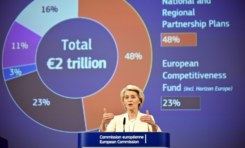 EU-Kommissionspräsidentin Ursula von der Leyen präsentiert bei einer Pressekonferenz den Finanzrahmen der EU ab 2028. © picture alliance / Anadolu EU-Kommissionspräsidentin Ursula von der Leyen präsentiert bei einer Pressekonferenz den Finanzrahmen der EU ab 2028. © picture alliance / Anadolu