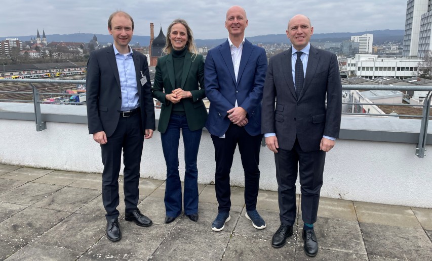 Auf dem Foto v.l.n.r.: Max Schad (MdL, CDU), Sula Lockl (VCI Hessen), Thibault Massart (AbbVie Deutschland), Manfred Pentz (Hessischer Minister für Bundes- und Europaangelegenheiten, Internationales und Entbürokratisierung) © IGH Auf dem Foto v.l.n.r.: Max Schad (MdL, CDU), Sula Lockl (VCI Hessen), Thibault Massart (AbbVie Deutschland), Manfred Pentz (Hessischer Minister für Bundes- und Europaangelegenheiten, Internationales und Entbürokratisierung) © IGH