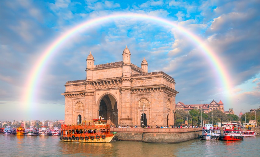 Das „Gateway of India“ in Mumbai – Symbol für Aufbruch und neue Verbindungen: Das Freihandelsabkommen zwischen der EU und Indien öffnet auch der Chemie- und Pharmaindustrie den Zugang zu einem der dynamischsten Wachstumsmärkte der Welt und setzt ein Zeichen für Partnerschaft und Offenheit im globalen Handel. &copy; muratart/stock.adobe.com