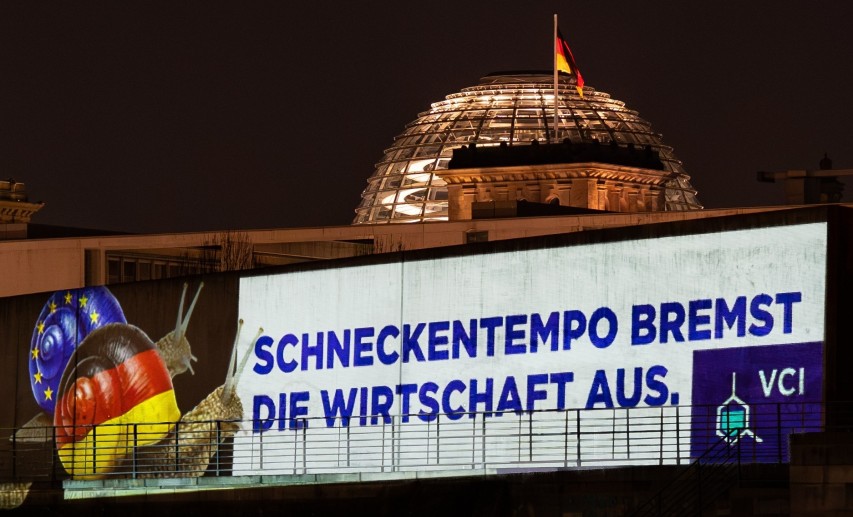 Außergewöhnliche Maßnahme: Eine Lichtinstallation im Berliner Regierungsviertel betont den Ruf nach einem wirtschaftspolitischen Befreiungsschlag. &copy; VCI