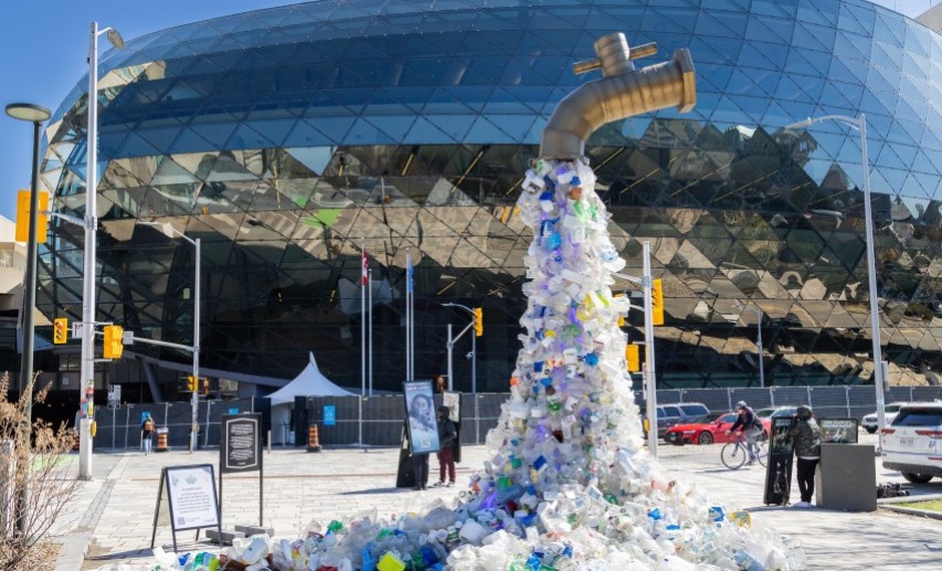 Im „Shaw Centre“ im kanadischen Ottawa tagt vom 23. bis zum 29. April 2024 die vierte und vorletzte Verhandlungsrunde des zwischenstaatlichen Verhandlungskomitees, das ein globales und rechtlich verbindliches UN-Abkommen gegen Plastikverschmutzung in der Umwelt entwickelt. Das Abkommen soll Ende 2024 ausverhandelt sein und im ersten Halbjahr 2025 verabschiedet werden. © UNEP/Artan Jama