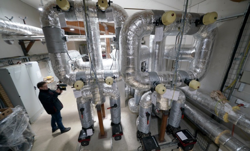 Sogenannte Erdbeckenspeicher nach dem Vorbild Dänemarks sind ein Beispiel dafür, wie künftig öffentliche Gebäude und Haushalte mit Fernwärme, gespeicherter Industrie-Abwärme sowie Solarenergie geheizt und versorgt werden könnten. Die neue „Plattform für Abwärme“ soll solche Ansätze erleichtern. © picture alliance / dpa Sogenannte Erdbeckenspeicher nach dem Vorbild Dänemarks sind ein Beispiel dafür, wie künftig öffentliche Gebäude und Haushalte mit Fernwärme, gespeicherter Industrie-Abwärme sowie Solarenergie geheizt und versorgt werden könnten. Die neue „Plattform für Abwärme“ soll solche Ansätze erleichtern. © picture alliance / dpa