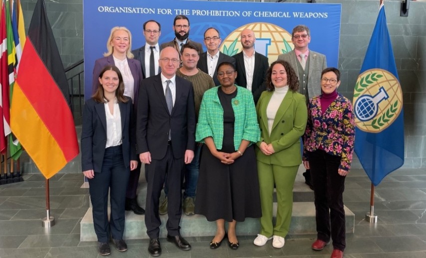 Thomas Schieb, Botschafter der Ständigen Vertretung der Bundesrepublik Deutschland bei der OVCW (2. Person vorne von links), und Botschafterin Odette Melono, OVCW Deputy Director-General (vorne Mitte), sowie Mitglieder des Arbeitskreises „Internationale Kontrollfragen des VCI“. &copy; Ständige Vertretung der Bundesrepublik Deutschland bei der OVCW