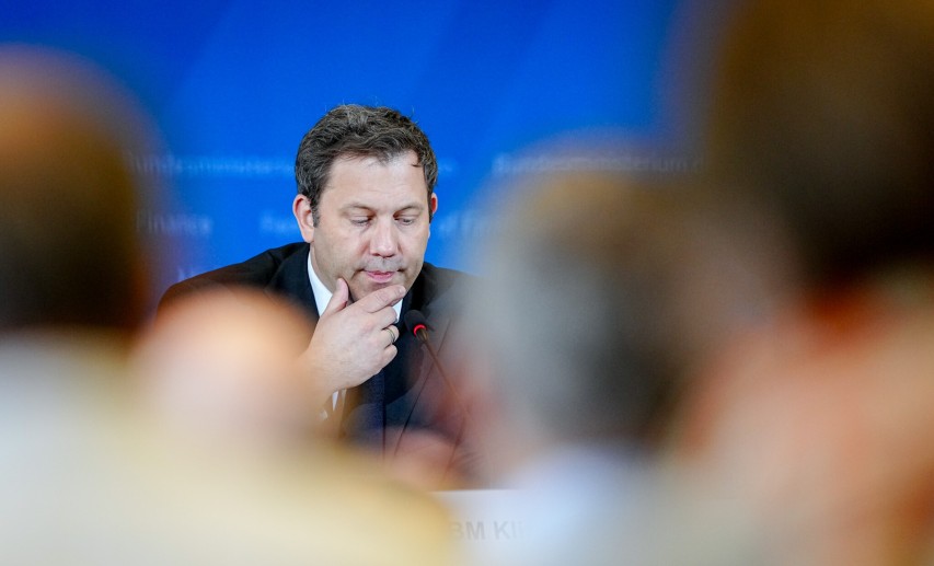 Die Haushaltsplanungen von Bundesfinanzminister Lars Klingbeil werden von der wirtschaftlichen Entwicklung überschattet. © picture alliance / dpa Die Haushaltsplanungen von Bundesfinanzminister Lars Klingbeil werden von der wirtschaftlichen Entwicklung überschattet. © picture alliance / dpa
