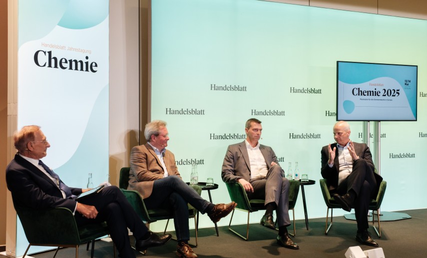 Sie diskutierten im ersten Panel der Handelsblatt Jahrestagung Chemie die Frage: „Wie gelingt es, die Wettbewerbsfähigkeit Deutschlands und Europas wieder herzustellen?“ Von links: Günter von Au (Moderation); Christian Kohlpaintner, Mitglied des VCI-Präsidiums und CEO der Brenntag SE; VCI-Präsident Markus Steilemann (CEO Covestro AG); Markus Kamieth, VCI-Vizepräsident und CEO der BASF SE)
