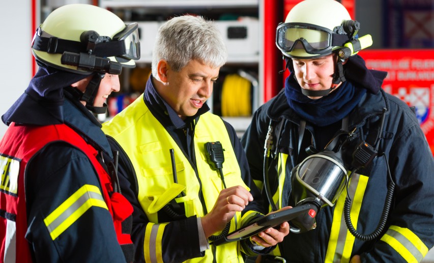 Das Merkblatt M 020 „Chlor“ richtet sich unter anderem auch an mit der Notfallprävention und -bewältigung befasste Personen, wie z. B. (Werk-)Feuerwehren. © Kzenon - Fotolia.com