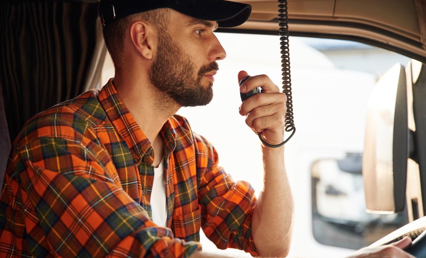 In Deutschland fehlen mehr als 70.000 Berufskraftfahrerinnen und Berufskraftfahrer. &copy; stock.adobe.com / standret