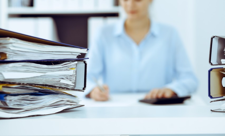Unnötige Bürokratie kostet Zeit und bremst die Wirtschaft. © rogerphoto - stock.adobe.com
