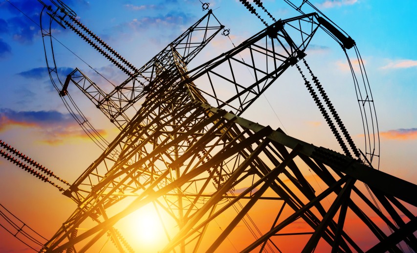 Netzkapazitäten sind knapp und begehrt: Eine bessere Synchronisierung von Netzausbau und Anlagenzubau ist dringend notwendig, um den Umbau des Stromsystems kosteneffizienter zu gestalten. Das geplante „Netzanschlusspaket Strom“ des Bundeswirtschaftsministeriums soll dabei helfen. &copy; hxdyl/stock.adobe.com