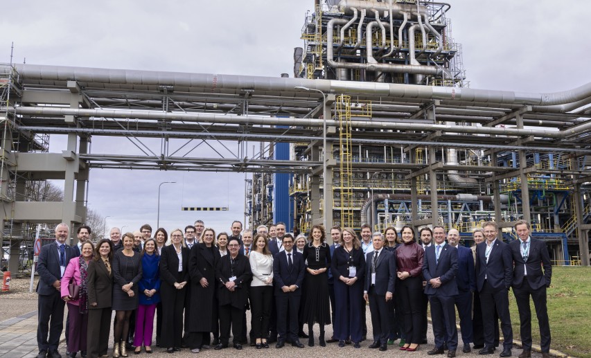 Rund 140 Teilnehmer, darunter Pierre Gröning vom VCI, Marco Mensink von Cefic, und Exekutiv-Vizepräsident Stéphane Séjourné von der EU-Kommission, hatten sich zum Auftakt der „Critical Chemicals Alliance“ am 13. Januar 2026 im Chemiepark Chemelot versammelt. &copy; Cefic